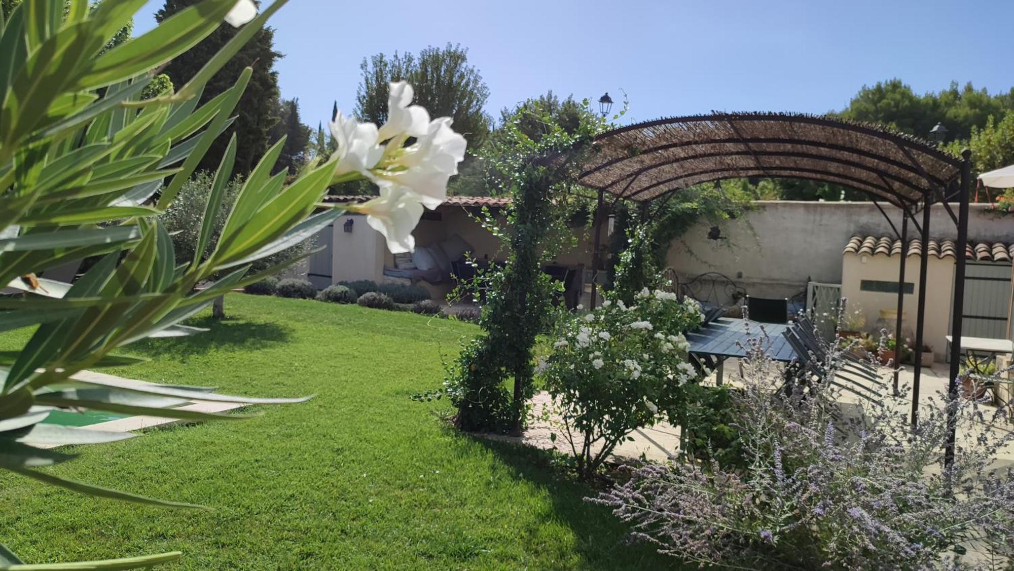 Le Chat Sur Le Toit Lourmarin Eksteriør billede